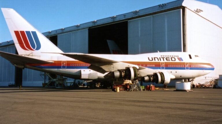 Airlines in the 90s and Why We Miss Them 5