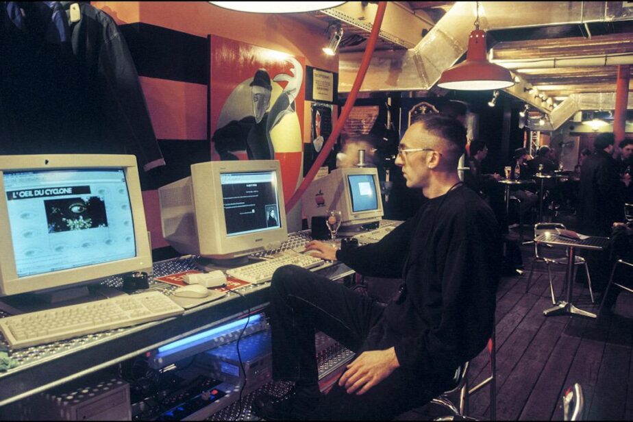 Surfing the Web at 56k: The Golden Age of Internet Cafés 3 Surfing the Web at 56k: The Golden Age of Internet Cafés 3