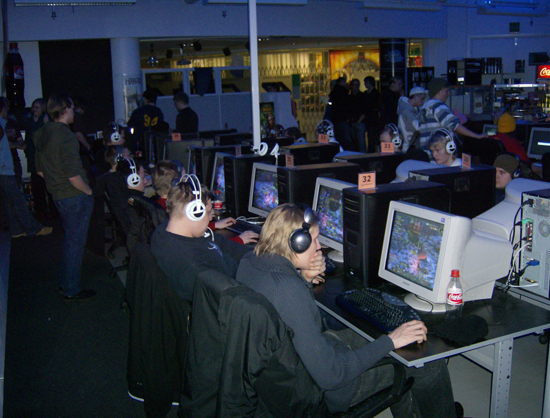 Surfing the Web at 56k: The Golden Age of Internet Cafés 2 Surfing the Web at 56k: The Golden Age of Internet Cafés 2